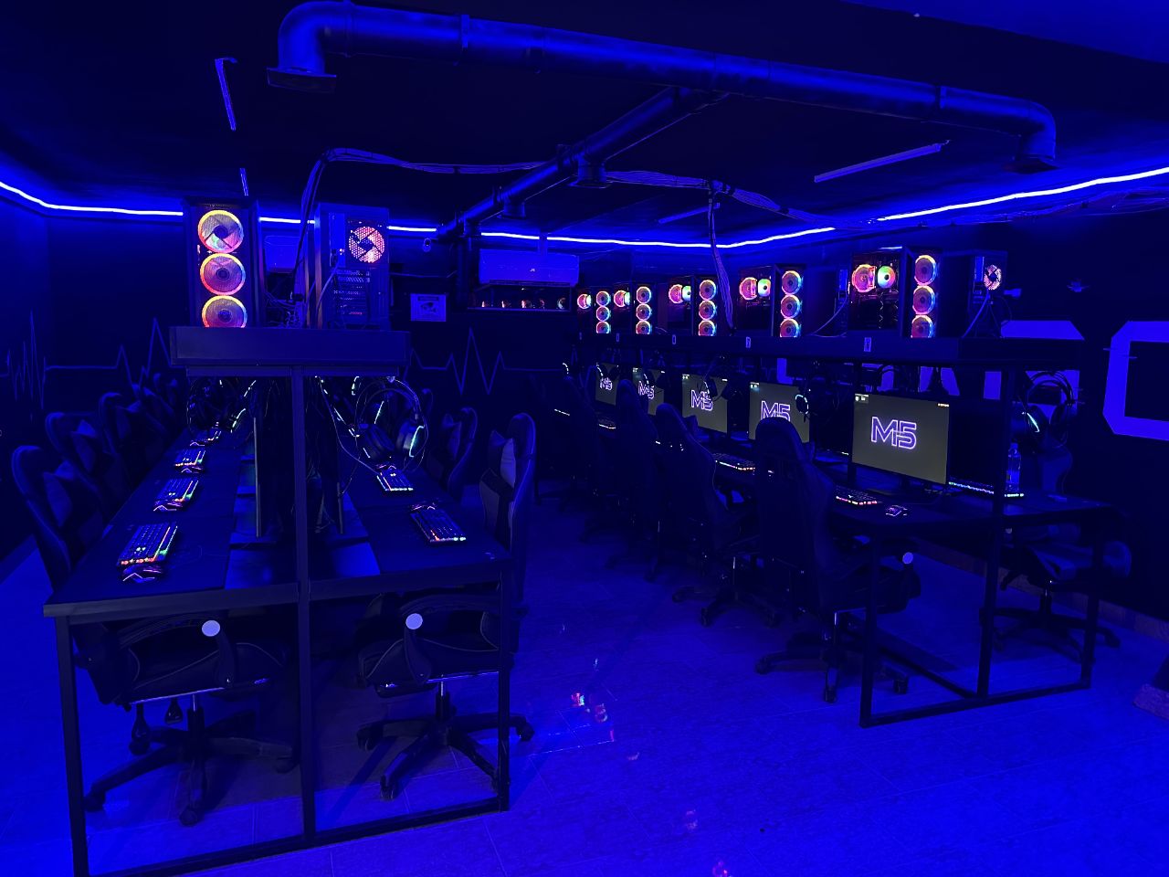 Интерьер компьютерного клуба M5